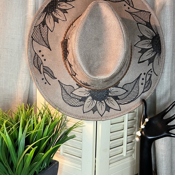 Hand burned sunflower vegan suede hat - Picture 2 of 3